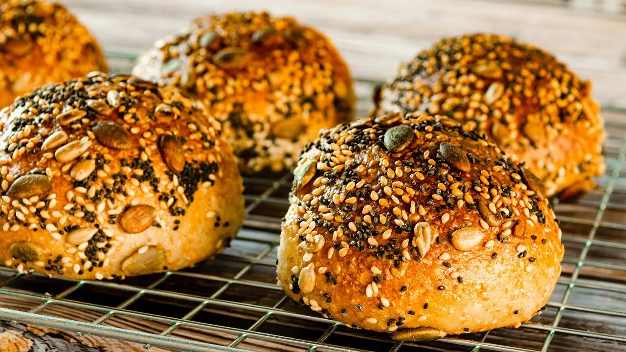 YouTube Video zur Zubereitung von Körnerbrötchen über Nacht