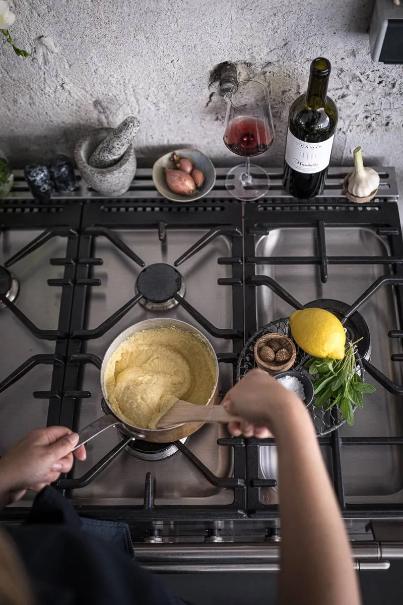 Zander Saltimbocca mit Salbei und Speck, serviert mit Zitronen-Polenta und grünem Spargel