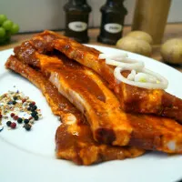 Zarte Grill-Bauchscheiben, klassisch mariniert für ein herzhaftes deutsches Grillfest