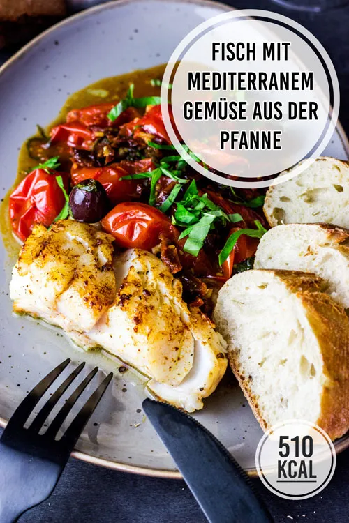 Zarte Kabeljaufilets mit frischen Kirschtomaten, Oliven und Basilikum in einer mediterranen Pfanne, ein leichtes und schnelles Fischgericht für den Sommer.