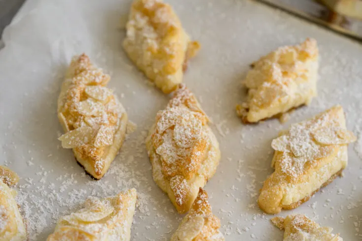 Zarte Marzipan Knusper-Plätzchen, eine knusprige Variation der beliebten Marzipankekse.