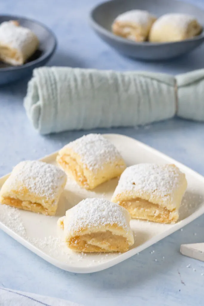 Zarte Marzipankissen aus Mürbeteig, himmlische Marzipankekse für die Weihnachtsfeier.