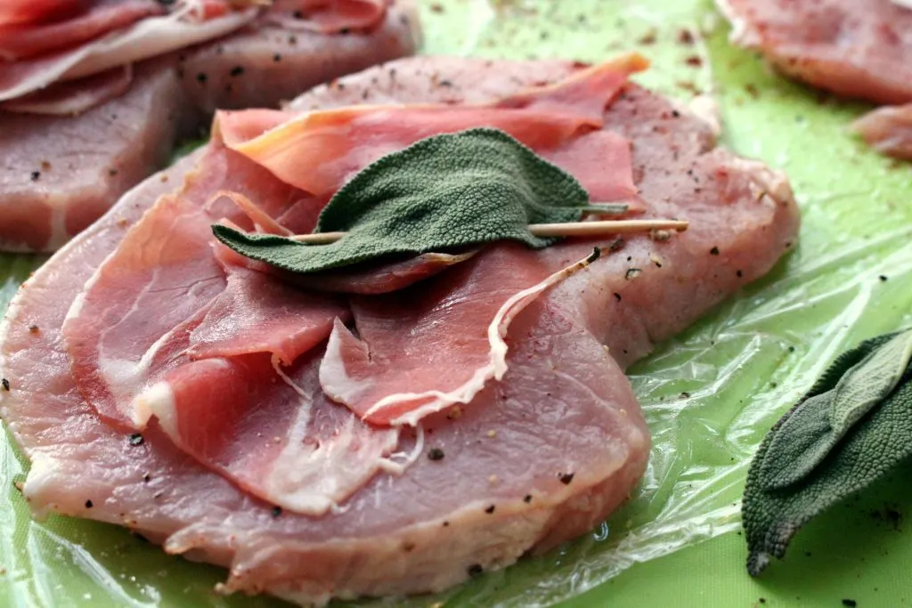 Zarte Saltimbocca di Maiale mit Salbei und Prosciutto, ein klassisches italienisches Fleischhauptgericht.