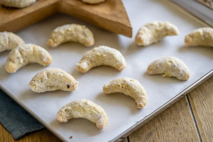 Zarte Vanillekipferl, ein unverzichtbarer Klassiker zu Weihnachten und beliebt in Deutschland.