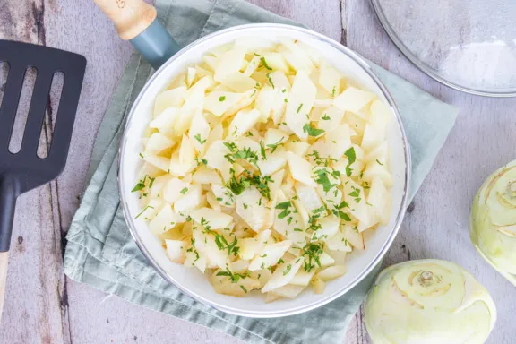 Zarter Kohlrabi in der Pfanne gedünstet