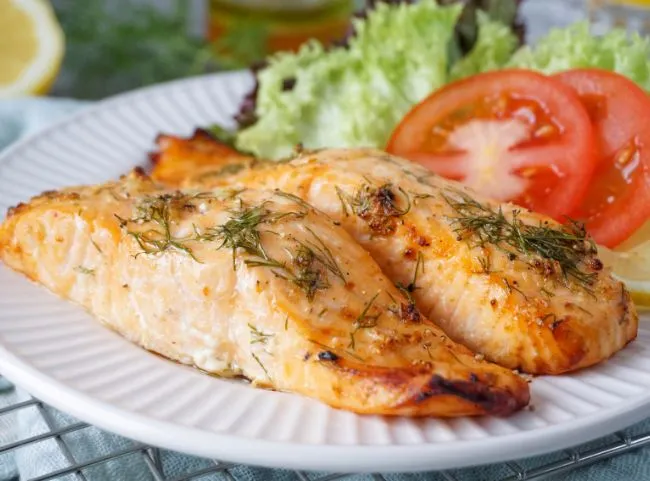 Zarter Lachs aus der Heißluftfritteuse, innen saftig und außen leicht knusprig, ideal für ein gesundes Essen