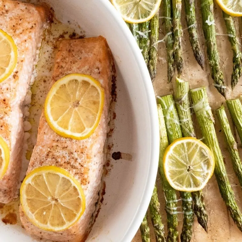 Zarter Lachs und grüner Spargel, perfekt im Ofen zubereitet, für ein leichtes und gesundes Low Carb Abendessen