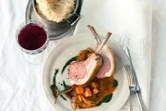 Zarter Lammrücken mit cremigem Pastinakenpüree als Festtagsgericht