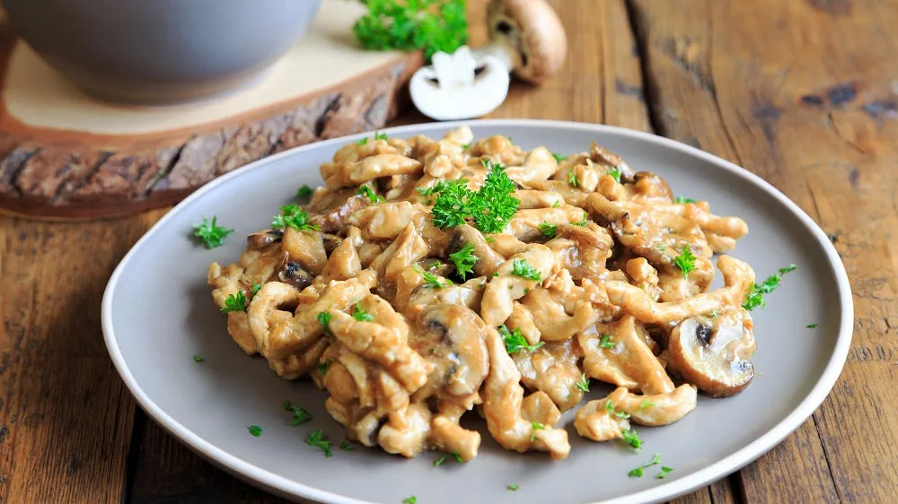 Zartes Hähnchen-Geschnetzeltes mit Soße für ein schnelles warmes Mittagessen