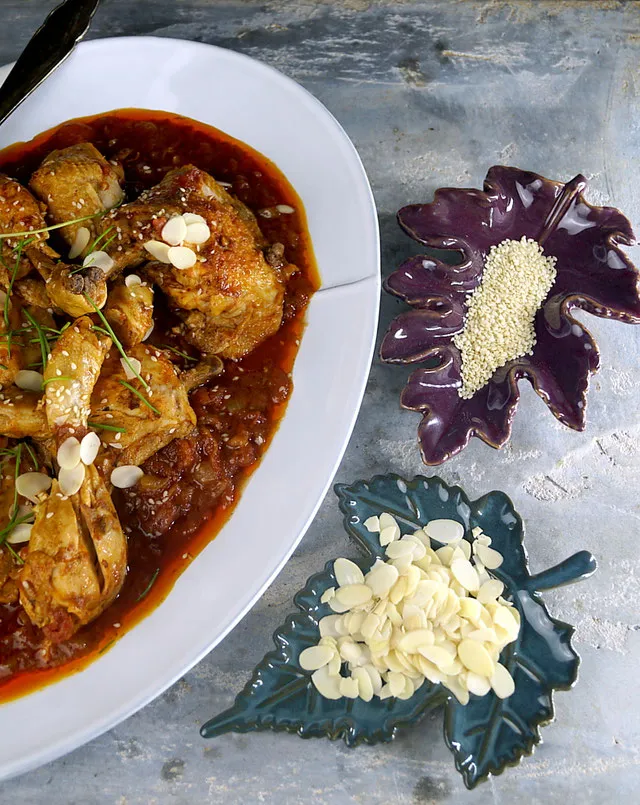 Zartes marokkanisches Schmorhähnchen, würzig zubereitet