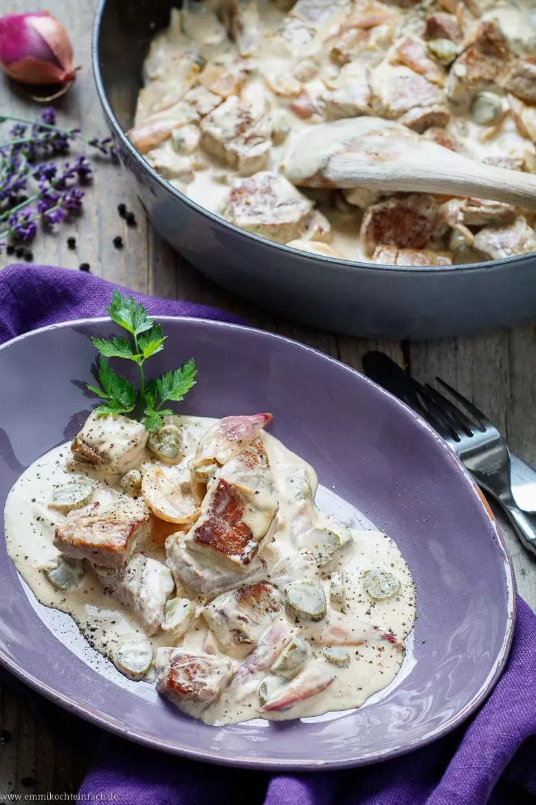 Zartes Rahm-Rinderfilet Stroganoff mit frischen Kräutern, perfekt für festliche Rezepte mit Rinderfilet.