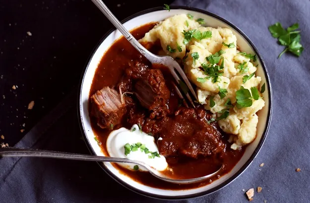 Zartes Rindsgulasch mit Butternockerl Rezept
