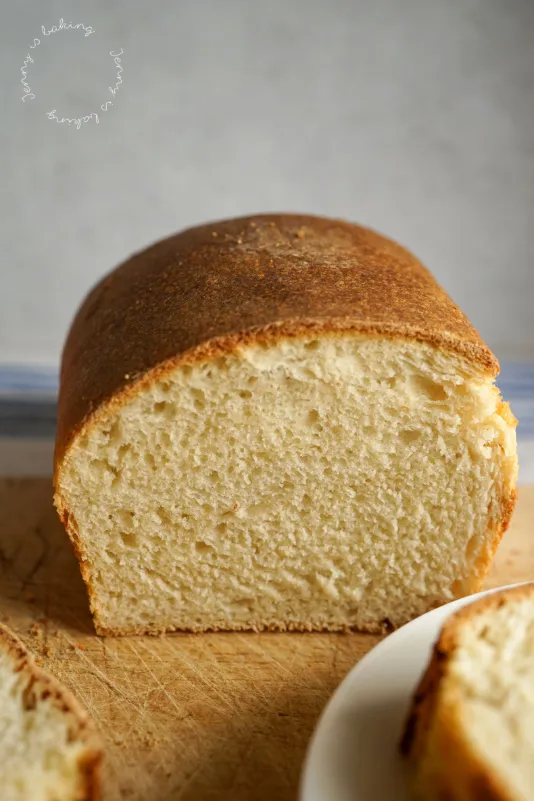 Zartes Toastbrot mit feiner Porung, bereit zum Genuss
