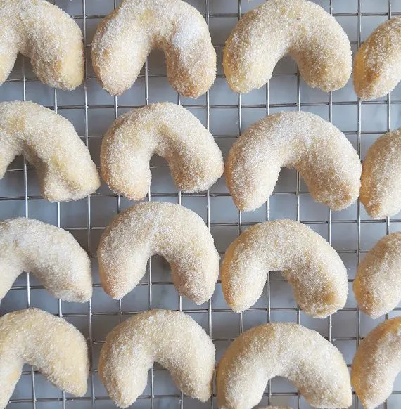 Zartschmelzende Vanillekipferl, mondförmig und mit Puderzucker