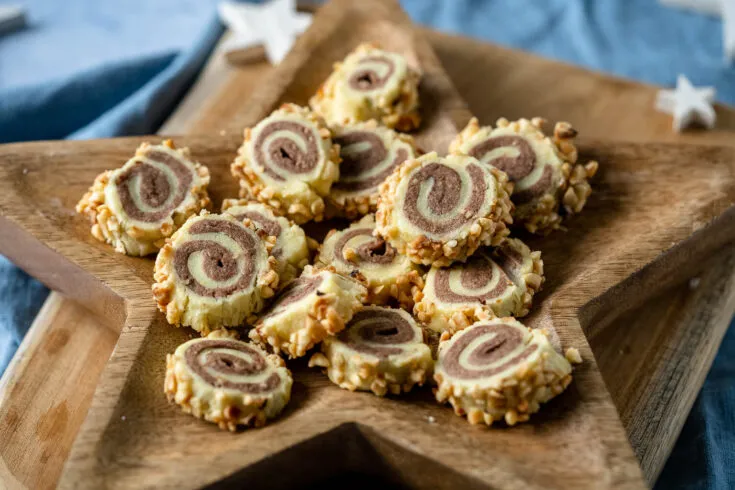 Zauberhafte Nusskringel Plätzchen, mürbe und nussig, ideal für die Adventszeit.