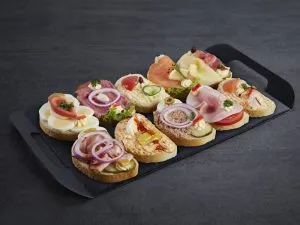 Zehn verschiedene Brötchen auf Weißbrot mit Schinken, Ei, Salami und mehr