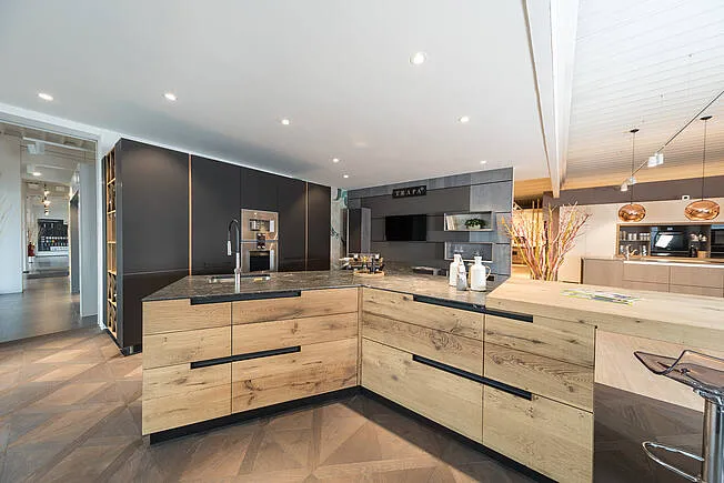 Zeitgemäße Massivholzküche mit schlichtem Design und natürlichen Holzelementen