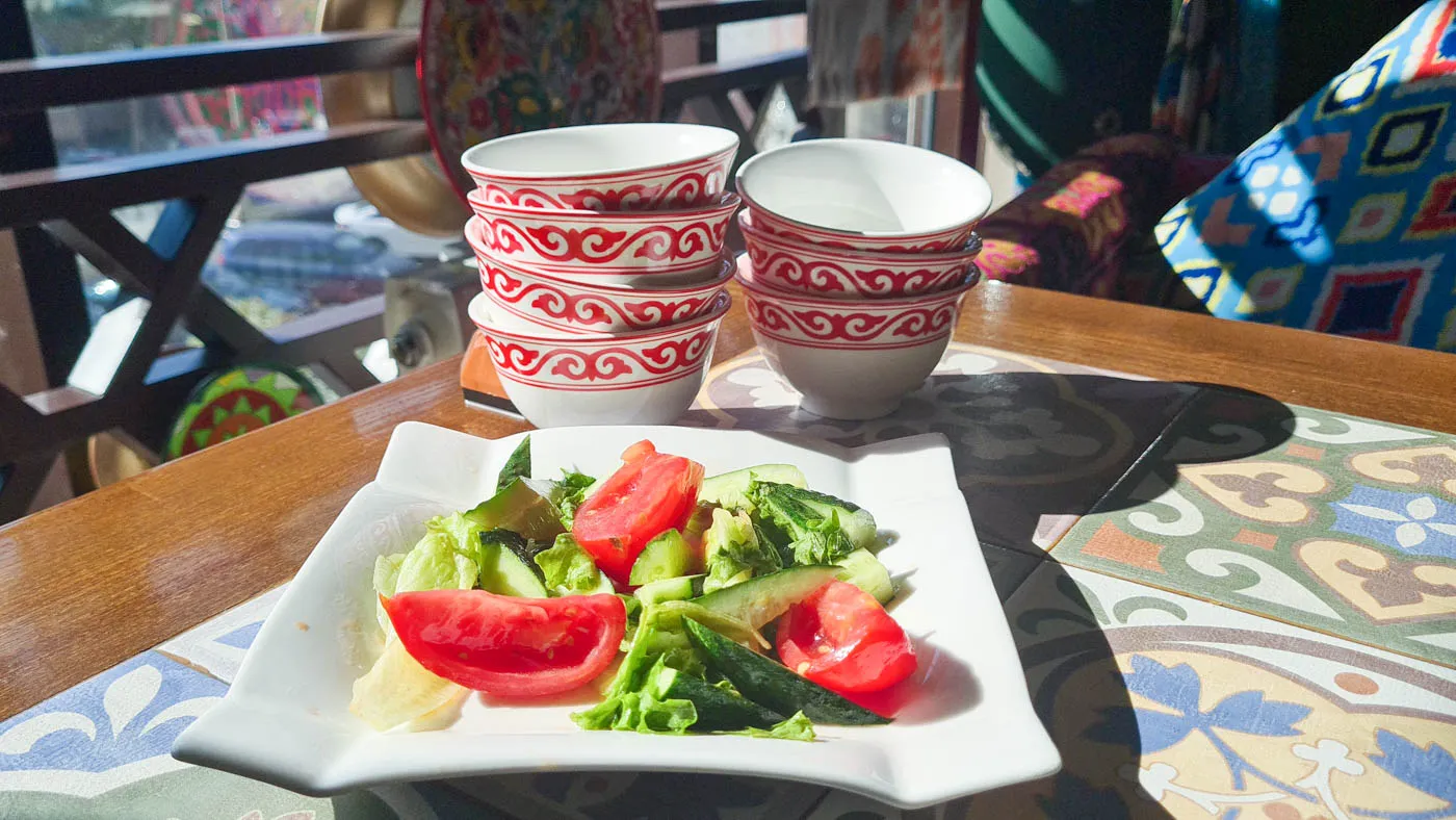 Zentralasiatischer Salat mit frischem Gemüse