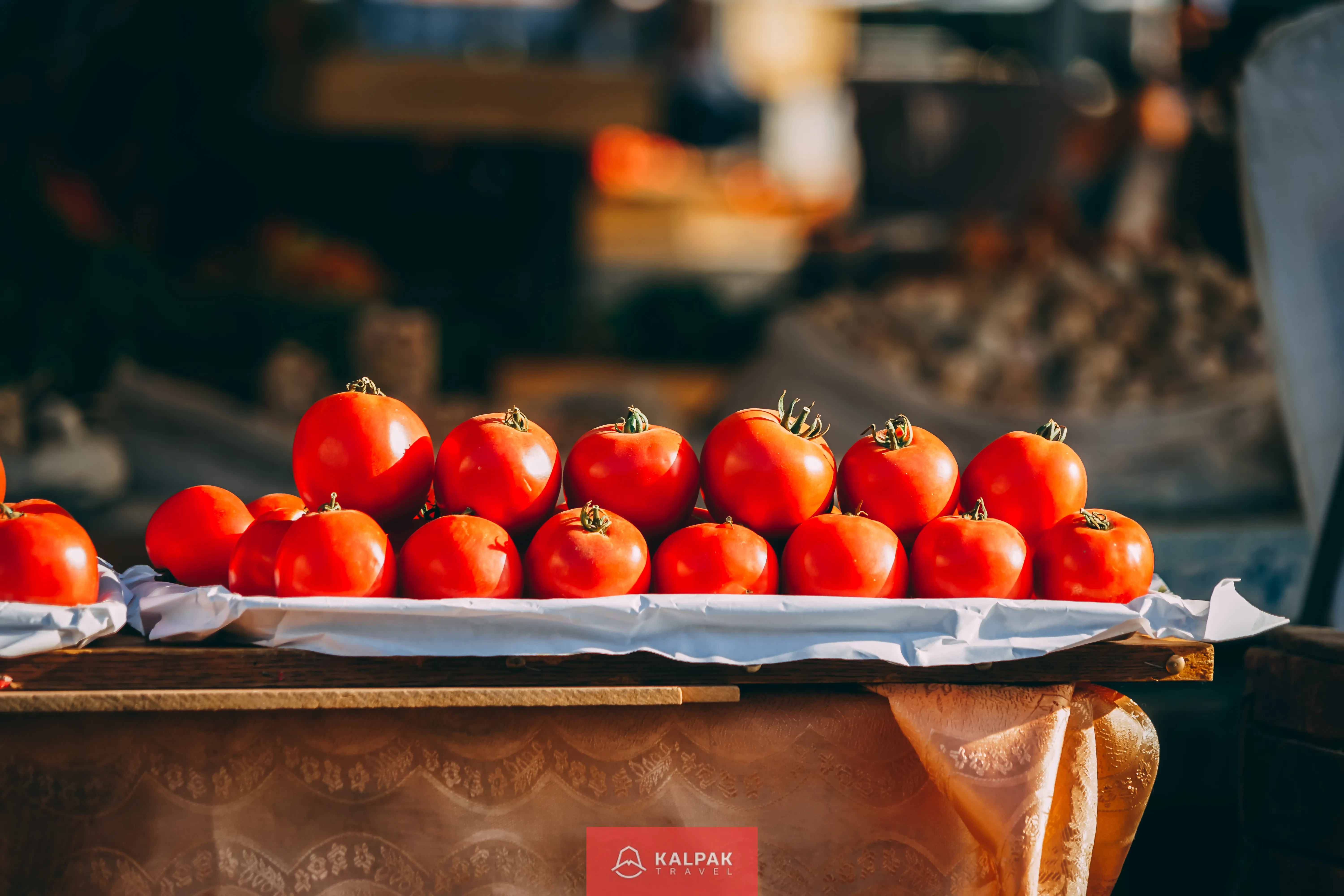 Zentralasiatisches Gemüse auf einem Markt, Tomaten in Hülle und Fülle