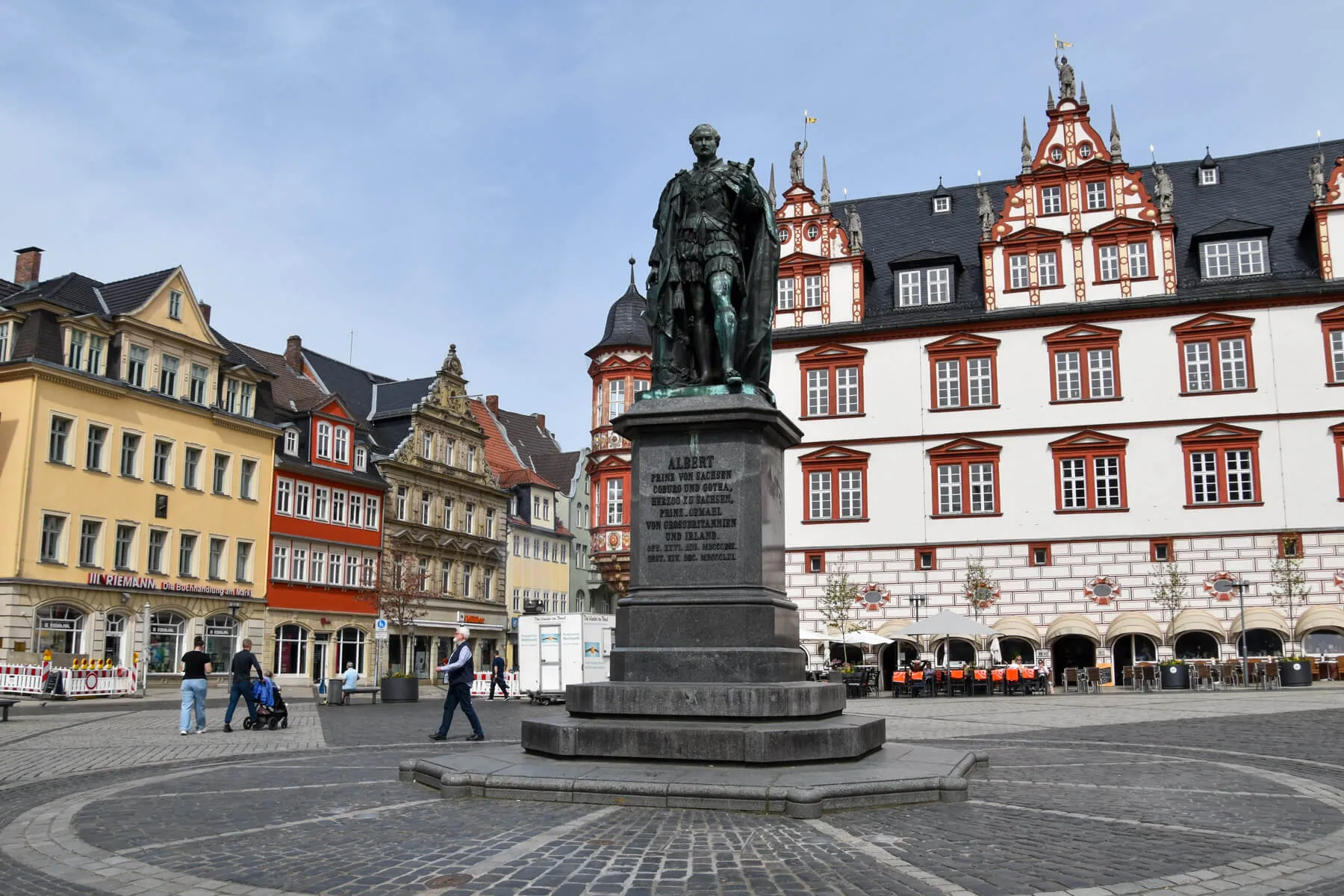 Zentrum des Geschehens: Der belebte Marktplatz von Coburg mit dem Prinz-Albert-Denkmal