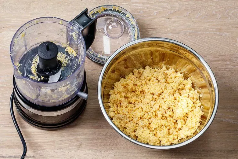 Zerkleinerte Kichererbsen und Gemüse für Falafel