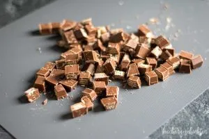 Zerkleinerte KitKat-Riegel für den Kuchen