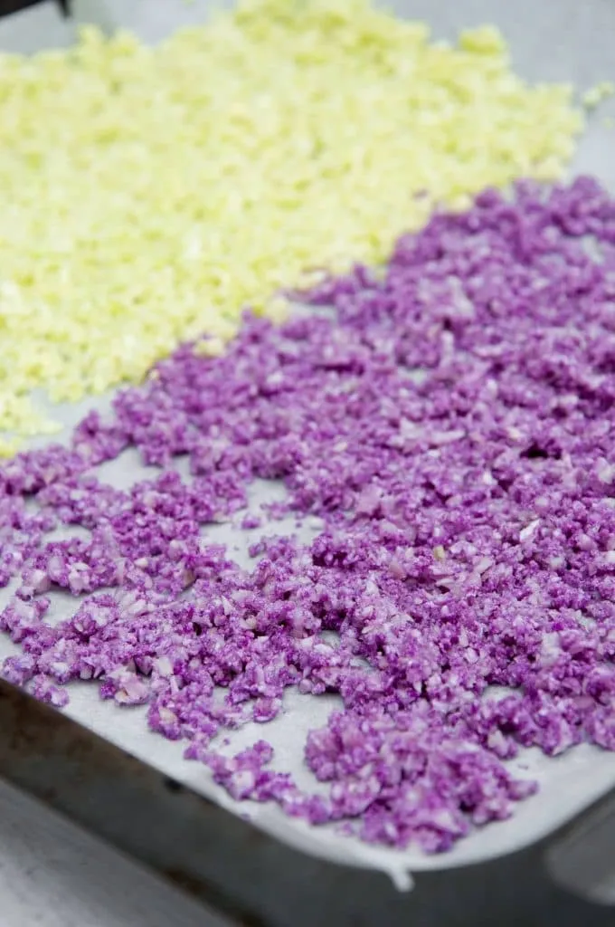 Zerkleinerter Blumenkohl mit Olivenöl und Salz auf einem Backblech für den Ofen