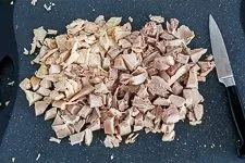 Zerkleinertes Hähnchenfleisch in Würfeln, bereit für die Zubereitung des Hühnerfrikassees