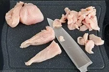 Zerteilen von Hähnchenbrustfilet in gleichmäßige Streifen für die Wrap-Füllung