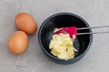 Zimmerwarme Butter und Eier werden für die Grießklößchenmasse vorbereitet, entscheidend für die perfekte Konsistenz.