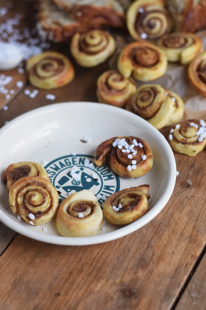 Zimtschnecken Brot, angeschnitten und serviert