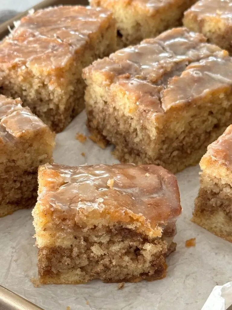 Zimtschneckenkuchen vom Blech mit Vanilleglasur, eine leckere Alternative zu klassischen Zimtschnecken