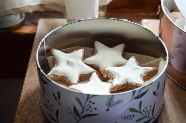 Zimtsterne, sternförmige Weihnachtsplätzchen mit Baiserhaube aus dem Kochbuch
