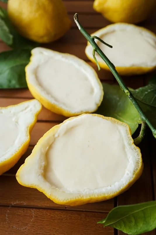 Zitronenmousse in Zitronenschalen, ein erfrischendes 3-Zutaten-Rezept