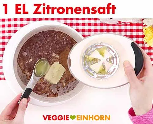 Zitronensaft zum Teig zufügen, um die Backtriebmittel zu aktivieren