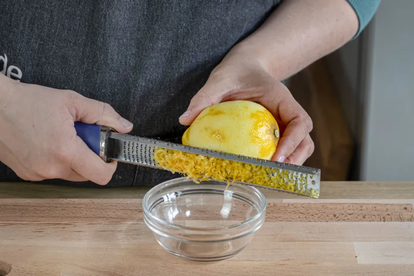 Zitronenschale abreiben für frische Quarkcreme