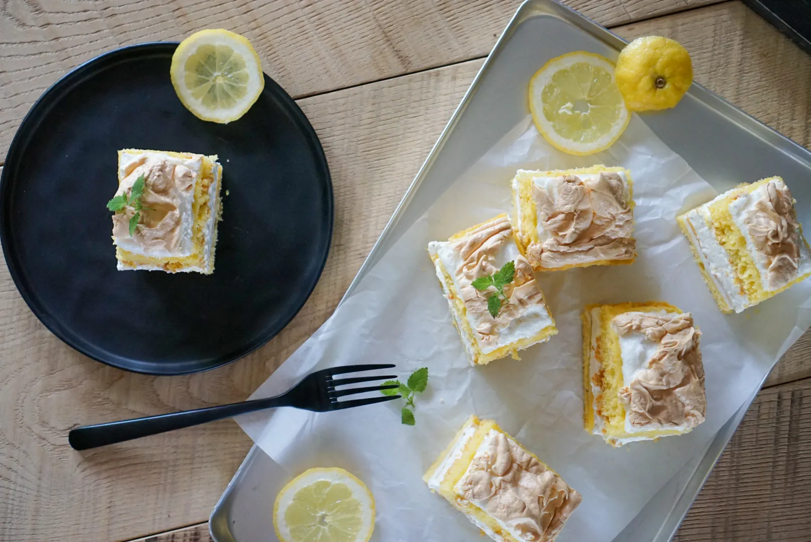 Zitronenschnitten auf einem Teller