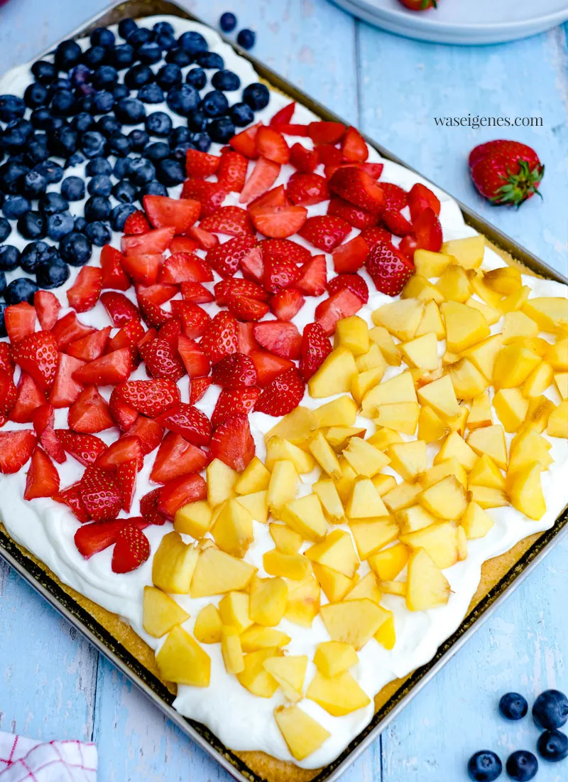 Zubereiteter Fanta-Blechkuchen, reich belegt mit frischen Blaubeeren, Erdbeeren und Nektarinen