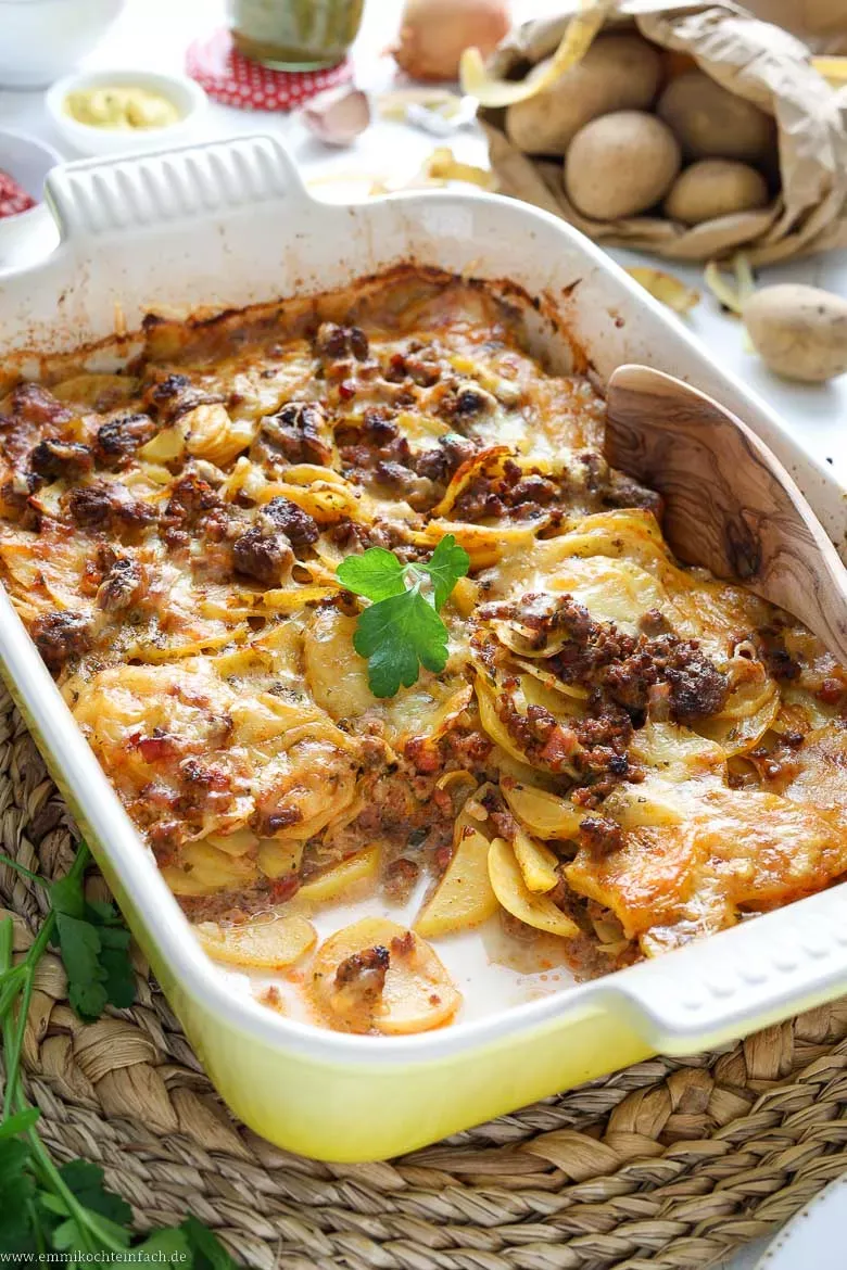 Zubereiteter Kartoffelauflauf mit cremiger Hackfleischsauce