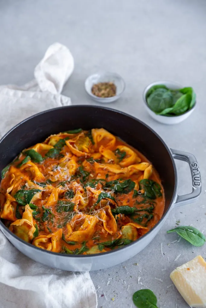 Zubereitung einer cremigen Tortellini Soße im One Pot, mit Tortellini und frischem Spinat