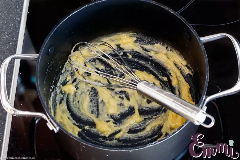 Zubereitung einer Mehlschwitze: Geschmolzene Butter und Mehl in einem Topf, goldgelb angeschwitzt