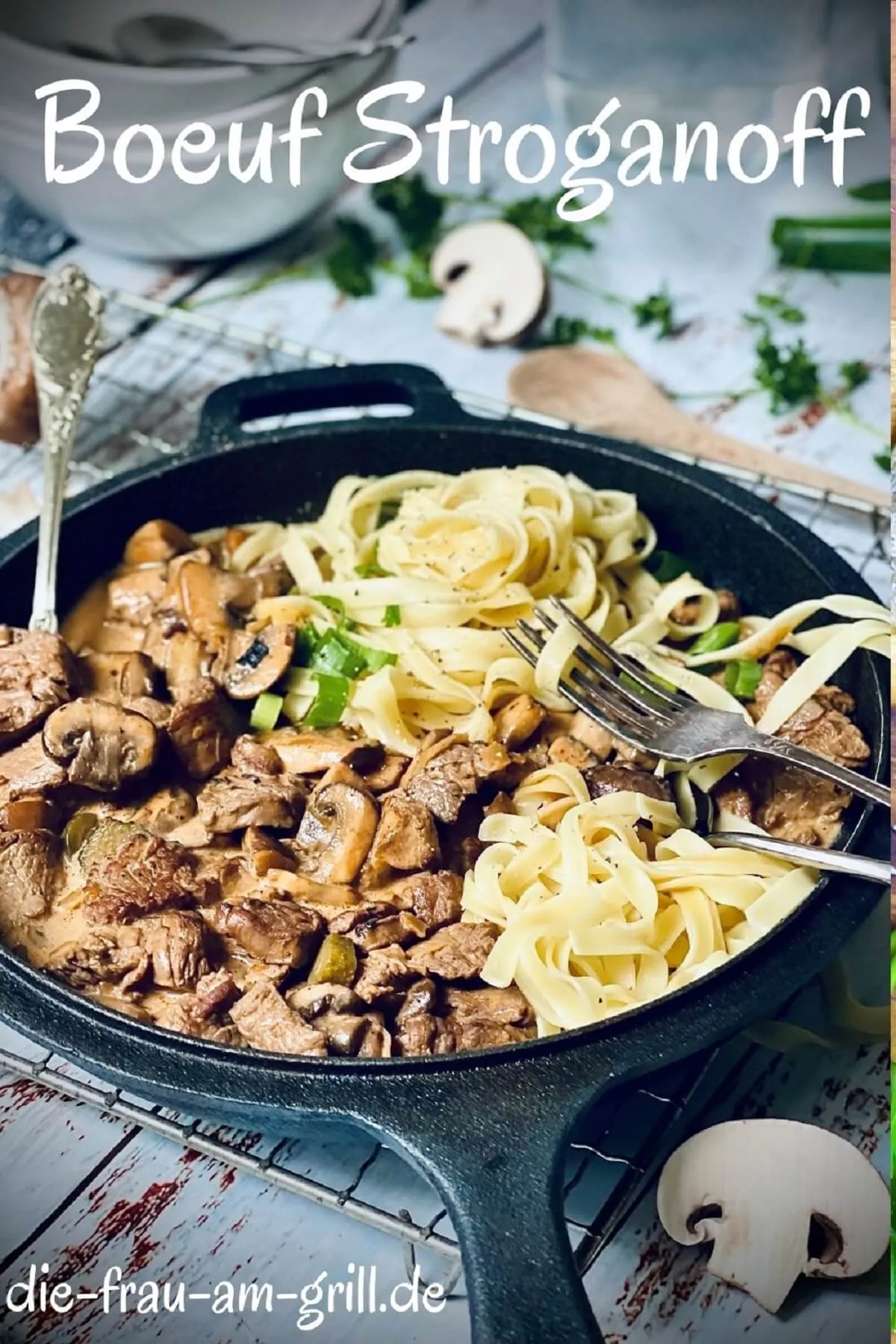 Zubereitung von Boeuf Stroganoff mit Rinderfilet und frischen Zutaten
