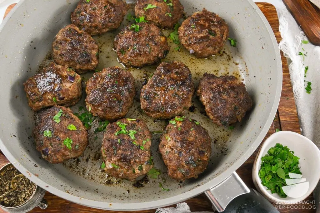Zubereitung von türkischen Köfte: Die Fleischbällchen werden in der Pfanne perfekt angebraten, ein einfaches köfte rezept für jedermann.
