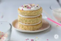 Zubereitungsschritt: Biskuitböden für die Geburtstagstörtchen vorbereiten