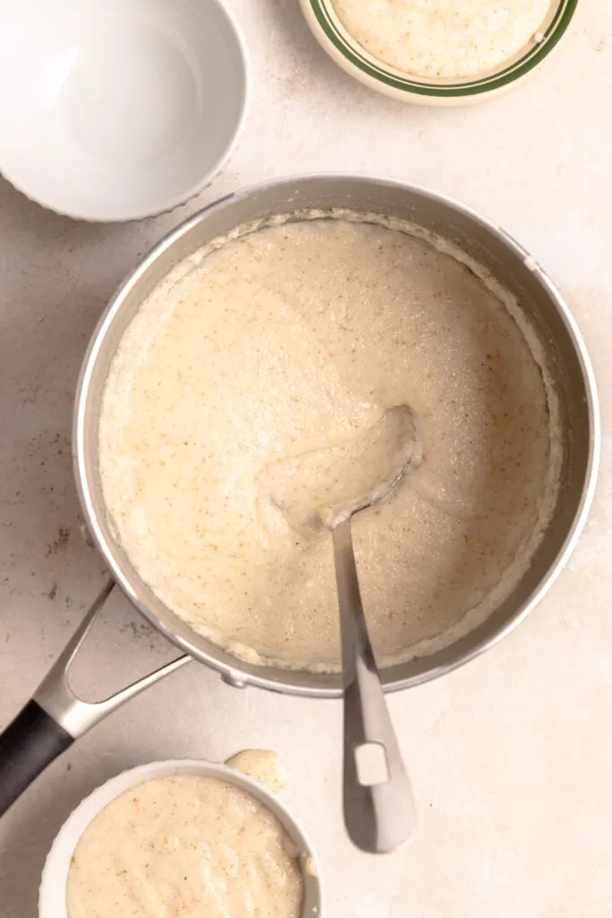 Zubereitungsschritt: Einrühren des Weichweizengrießes in kochende Milch, um Klümpchen zu vermeiden und einen glatten Grießbrei zu erhalten.