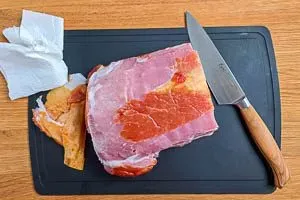 Zubereitungsschritt: Kasslerbraten vor dem Garen abtupfen und die Sehne nach Wunsch entfernen.