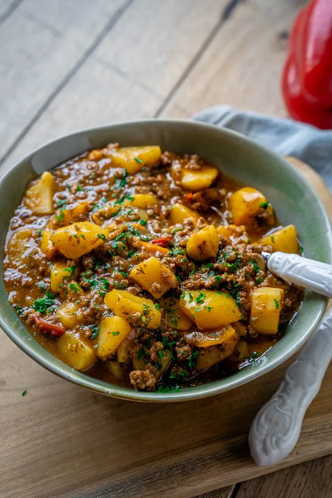 Zubereitungsschritte für Bauerntopf: Hackfleisch und Gemüse werden in einem Topf angebraten.