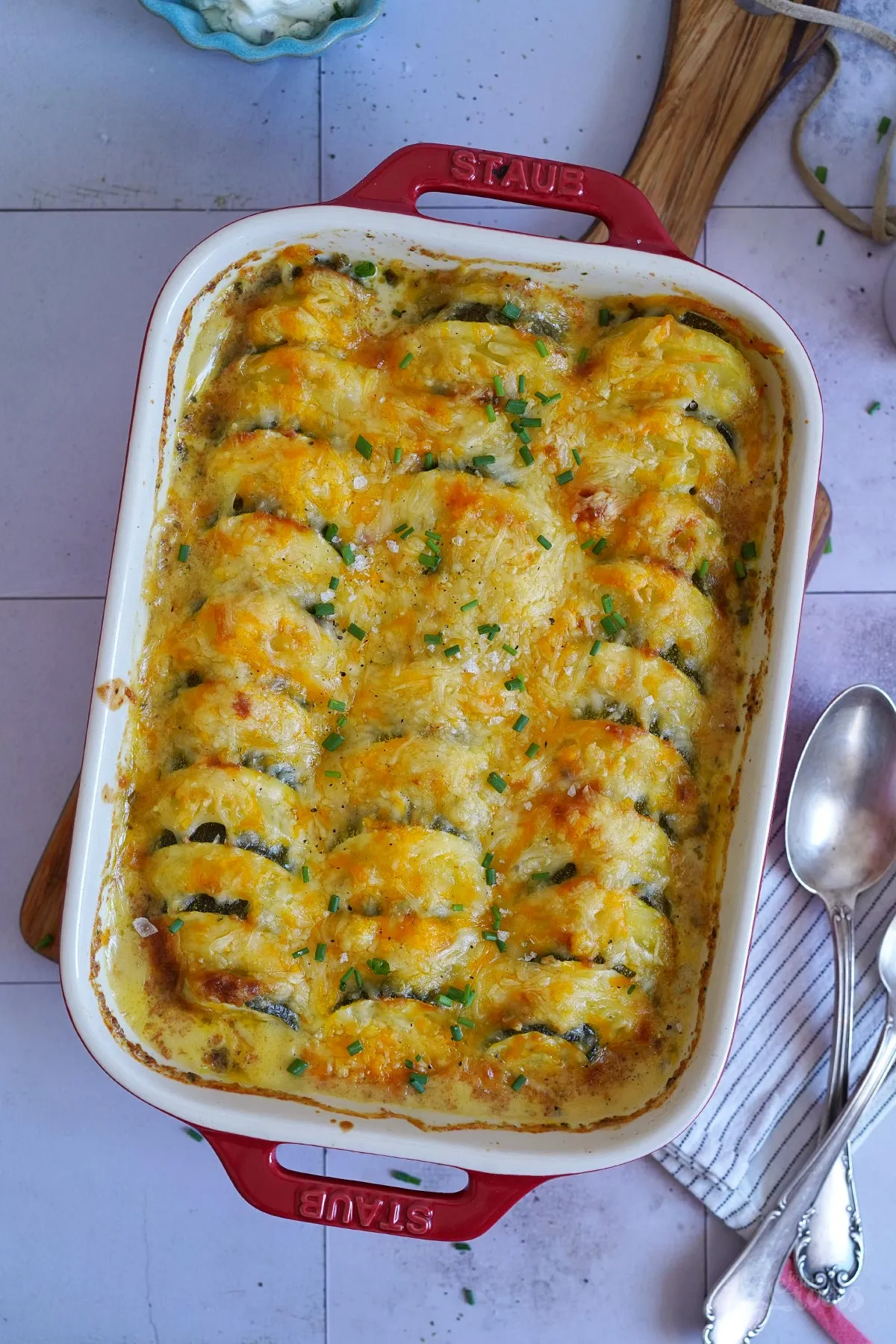 Zucchini-Kartoffel-Auflauf frisch aus dem Ofen, mit geschmolzenem Käse
