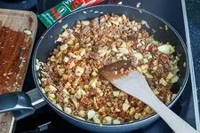 Zucchinifruchtfleisch und Tomatenmark werden zur Hackfleischmasse gegeben
