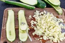 Zucchinihälften werden vor der Füllung sauber ausgehöhlt